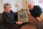 ▲	Bliźnięta Helena i Konrad ze swoim zdjęciem sprzed ponad 80 lat.