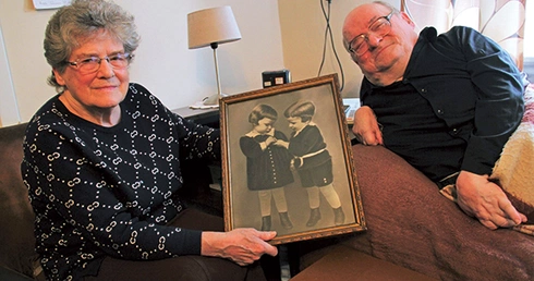 ▲	Bliźnięta Helena i Konrad ze swoim zdjęciem sprzed ponad 80 lat.