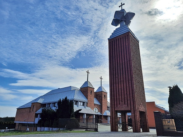 ◄	Przed świątynią stoi wysoka na ponad 20 metrów dzwonnica. 