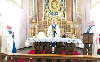 ▲	W koncelebrze z biskupem stanęli kustosz ks. Wojciech Iwanicki i ks. Krzysztof Ora.