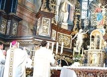 ▲	Moment okadzenia ołtarza w czasie liturgii. 