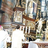 ▲	Moment okadzenia ołtarza w czasie liturgii. 