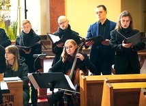 Młodzi artyści śpiewali o cierpieniu i tajemnicy odkupienia.