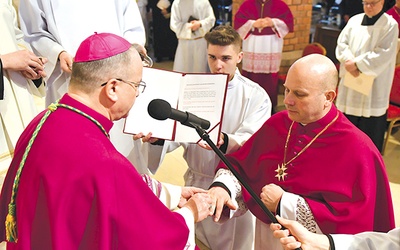 Biskup wręczył kanonikom pierścienie mające im przypominać o zaślubinach z Chrystusem i Kościołem.