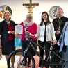 Laureaci pierwszego miejsca otrzymali rowery. Biskup Tadeusz Lityński zaprosił też uczestników  wraz z rodzicami na obiad w Domu Biskupim. Na zdjęciu: laureatka młodego biblisty.