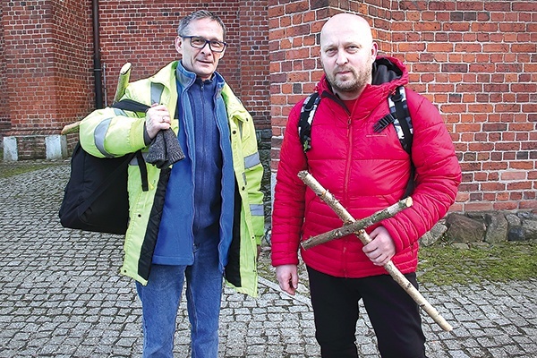 ▲	Panowie Wojtek i Jacek z Gościna zabrali na trasę drewniane krzyże.