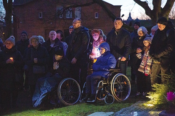 ▲	W czterokilometrowym nabożeństwie uczestniczyły również osoby starsze i z niepełnosprawnościami. 