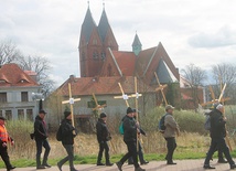 ⊲	Pątnicy wyruszyli spod kościoła pw. Niepokalanego Poczęcia NMP.