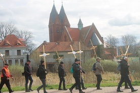 ⊲	Pątnicy wyruszyli spod kościoła pw. Niepokalanego Poczęcia NMP.