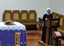 ▲	Siostra Bartłomieja Sobczyk CSIC podczas wystąpienia w kościele pw. Świętych Cyryla i Metodego.