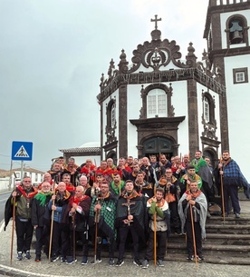 Grupa pielgrzymów z Ribeira Quente  przed kościołem  w Faja de Baixo.