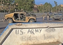 Amerykańscy żołnierze w centrum Bagdadu w listopadzie 2003 roku. Siły międzynarodowe zaatakowały Irak 20 marca 2003 r. Po około 3 tygodniach zdobyły kontrolę nad niemal całym terytorium kraju.