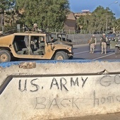 Amerykańscy żołnierze w centrum Bagdadu w listopadzie 2003 roku. Siły międzynarodowe zaatakowały Irak 20 marca 2003 r. Po około 3 tygodniach zdobyły kontrolę nad niemal całym terytorium kraju.
