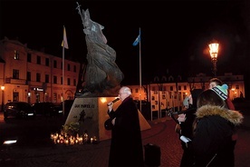 ▲	W Łowiczu, zgodnie z tradycją, przed pomnikiem Jana Pawła II z wiernymi modlili się łowiccy biskupi.