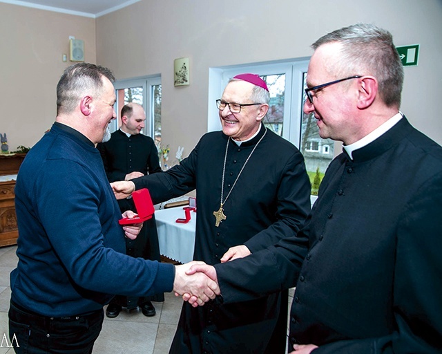 	11 osób zasłużonych dla wspólnoty parafialnej otrzymało jubileuszowe medale. 