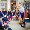 ▲	Uczniowie uwielbiają lekcje muzyki. 