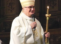 – Pozwólmy, aby mówiły do nas znaki tych świętych dni: krzyż, płonący paschał wśród ciemności, pusty grób i źródło chrzcielne – zachęca hierarcha.