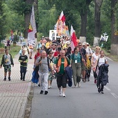 	Na pielgrzymkowym szlaku zawiązuje się bliska relacja pomiędzy członkami grupy.