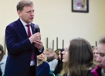 ▲	Spotkanie licealistów z prof. Norbertem Maliszewskim.