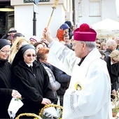 	W klasztorach, poza dużym skupieniem nad duchowym charakterem Paschy, są również obrzędy znane świeckim, np. udział w święceniu pokarmów, ale również zaskakujące tradycje.