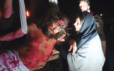 Zdjęcie Jezusa z krzyża  i przekazanie w ramiona Matki.