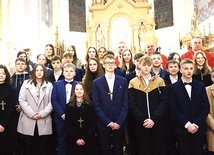 Bierzmowani młodzi parafianie z Porąbki Uszewskiej.