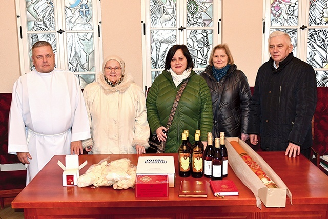 To tylko niektórzy z tych, co włączyli się w inicjatywę, i tylko mała część z wielu ofiarowanych darów.