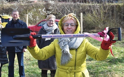 Położna i prezes zielonogórskiej organizacji z symboliczną łopatą rozpoczynającą budowę nowej siedziby. Będzie to budynek parterowy o powierzchni 440 m kw.