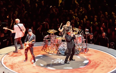 U2 nagrało stare piosenki od nowa. Ale czy warto poprawiać to, co w oryginale jest doskonałe?