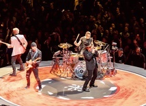 U2 nagrało stare piosenki od nowa. Ale czy warto poprawiać to, co w oryginale jest doskonałe?