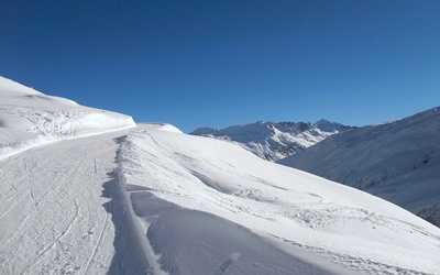 Polka ranna w wypadku na nartach w Tyrolu; porwała ją lawina