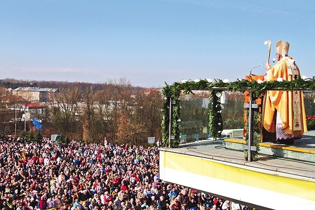 	Centralną Mszę św. zaplanowano na godz. 10.