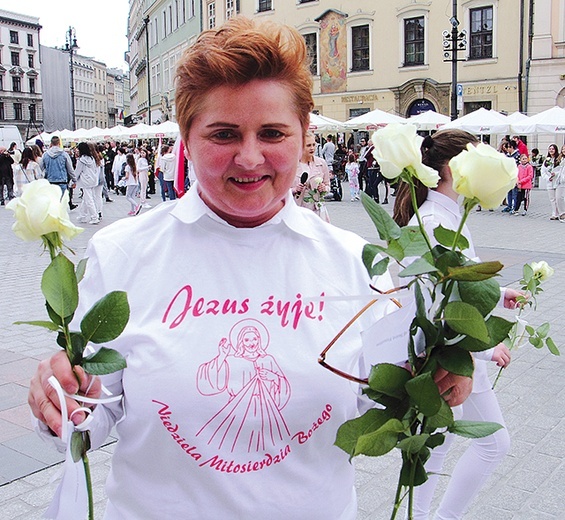 	Do kwiatów, które rozdawane są przechodniom, dołączony jest bilet z cytatem z „Dzienniczka” św. s. Faustyny i godzinami Mszy św. w Łagiewnikach.