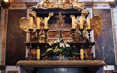 	Kaplica św. Jacka Odrowąża z jego nagrobkiem jest jednym z kolejnych miejsc w kościele, gdzie spoczywały jego relikwie.