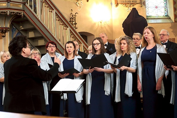 Zespół Echo z Zebrzydowic pod dyrekcją Jadwigi Sikory.