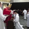 Biskup wręczał reprezentantom LSO krzyże.
