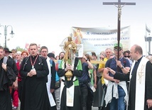 Pielgrzymi bielsko-żywieccy w Łagiewnikach, z monstrancją.