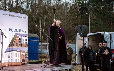 Po uroczystym błogosławieństwie miejsca, na którym stanie budynek, wierni udali się na Mszę św. w intencji wszystkich zaangażowanych w przedsięwzięcie.