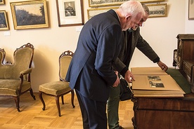 ▲	Tadeusz Zych prezentuje prezydentowi Tarnobrzega D. Bożkowi cenny 10-kilogramowy album.  
