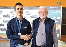 ▲	Zwycięzca Mateusz Gabzdyl ze swoim opiekunem.