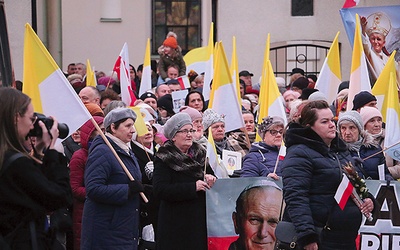 Cieszyły rzesze uczestników, lecz szkoda, że zabrakło młodzieży. Na zdjęciu marsz w Sierpcu.