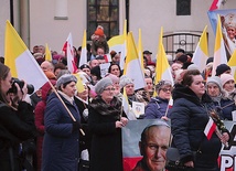 Cieszyły rzesze uczestników, lecz szkoda, że zabrakło młodzieży. Na zdjęciu marsz w Sierpcu.
