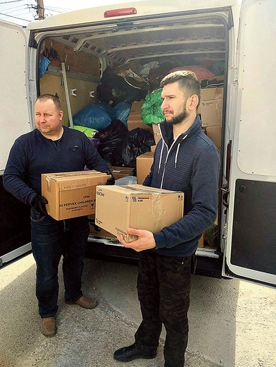 	Tomasz Witkowski (od prawej) i Mariusz Żychowski pojechali z darami na Wschód.