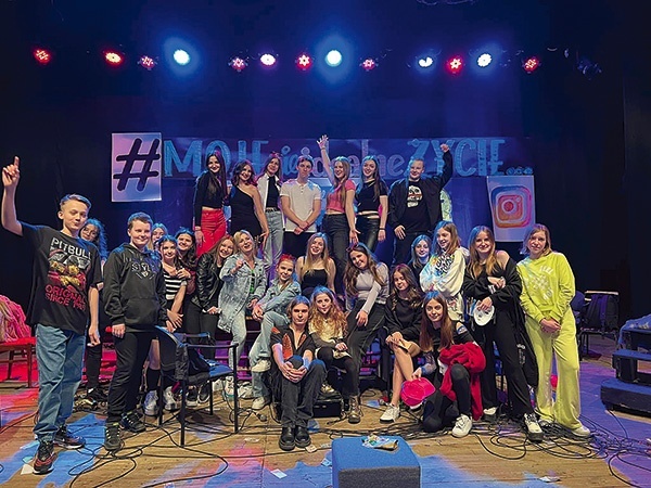 ▲	Grupowe zdjęcie po jednym z występów.