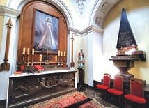 ▲	Dzieło znajduje się w kaplicy, gdzie przechowywany jest sarkofag z sercem króla Jana III Sobieskiego.