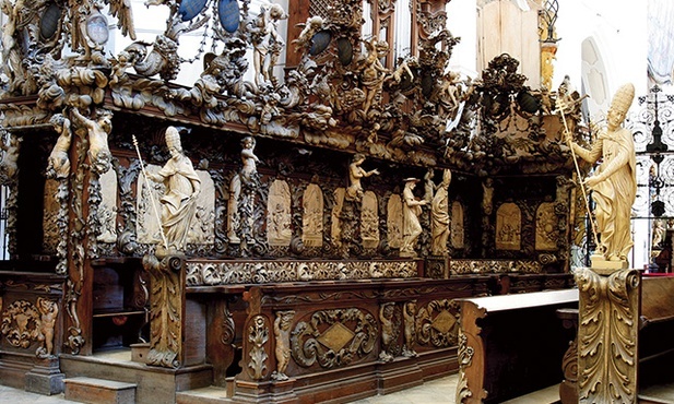 Stalle w kaplicy Świętego Krzyża w klasztorze w Henrykowie pochodzą z XVI wieku, ale ich bogate zdobienia to początek XVIII wieku. Są jednymi z najokazalszych w Europie