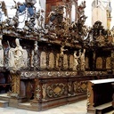 Stalle w kaplicy Świętego Krzyża w klasztorze w Henrykowie pochodzą z XVI wieku, ale ich bogate zdobienia to początek XVIII wieku. Są jednymi z najokazalszych w Europie