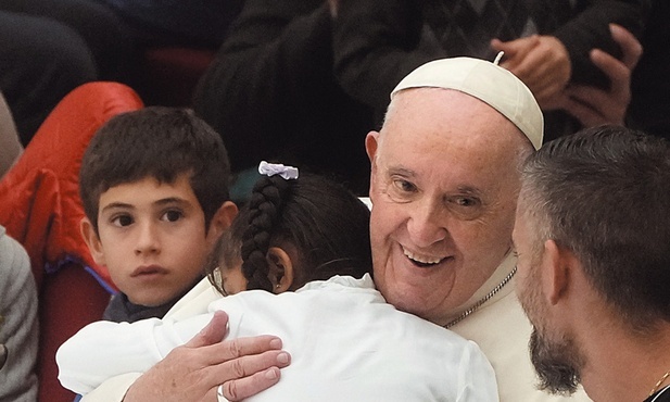 Papież Franciszek często zaprasza do Watykanu biednych, bezdomnych, migrantów.
