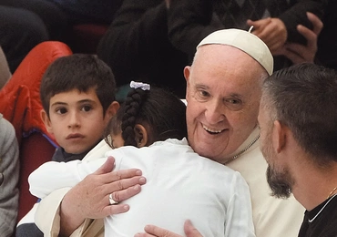 Papież Franciszek często zaprasza do Watykanu biednych, bezdomnych, migrantów.