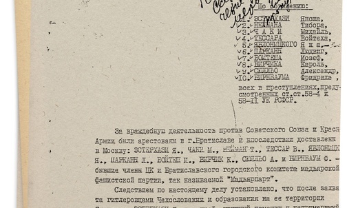 Akt oskarżenia Jánosa Esterházyego oraz innych Węgrów. Esterházy jest oskarżony m.in. o rozgłaszanie, że Polaków w Katyniu zabili Sowieci.